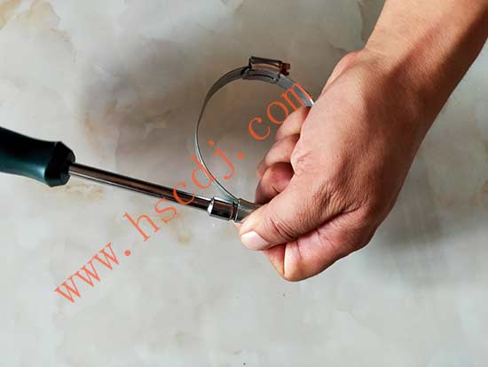 喉箍箍帶安裝時(shí)不能擰偏